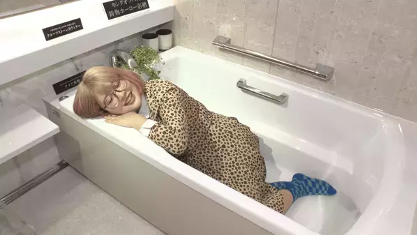 「よしもと住みます芸人」が地域密着型ショールームを訪問　北海道住みます芸人「アライヒカリ」が札幌中央ショールームで暮らしに寄り添うリフォーム力を体験