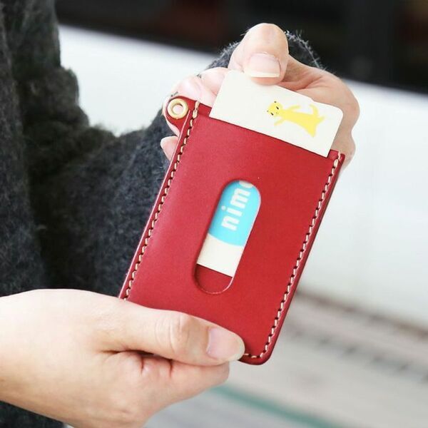 受験生への"想い"を形に。お守りを大切に持ち歩ける本革製「お守りケース」を受験シーズンに向けて提案