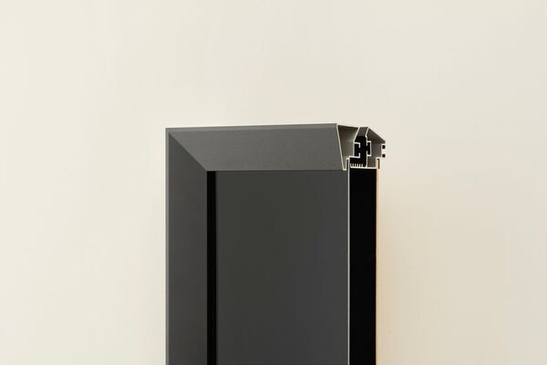 アルミ額縁メーカー・アルナ、バレーボール日本代表合宿地・薩摩川内市へユニフォーム額を寄贈― 鹿児島銀行受託「地方創生・SDGs応援私募債」を活用 ―