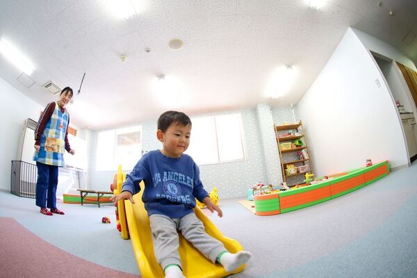 佐久スキーガーデン パラダ、キッズランド利用者5,000人突破　三連休は“遠出しない雪あそび”1月12日「スキーの日」にお菓子まきイベントを実施