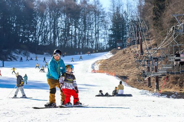 佐久スキーガーデン パラダ、キッズランド利用者5,000人突破　三連休は“遠出しない雪あそび”1月12日「スキーの日」にお菓子まきイベントを実施