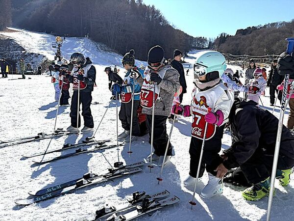佐久スキーガーデン パラダ、キッズランド利用者5,000人突破　三連休は“遠出しない雪あそび”1月12日「スキーの日」にお菓子まきイベントを実施