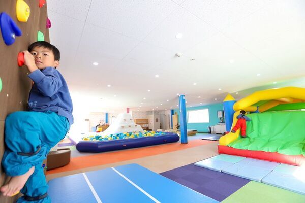 佐久スキーガーデン パラダ、キッズランド利用者5,000人突破　三連休は“遠出しない雪あそび”1月12日「スキーの日」にお菓子まきイベントを実施