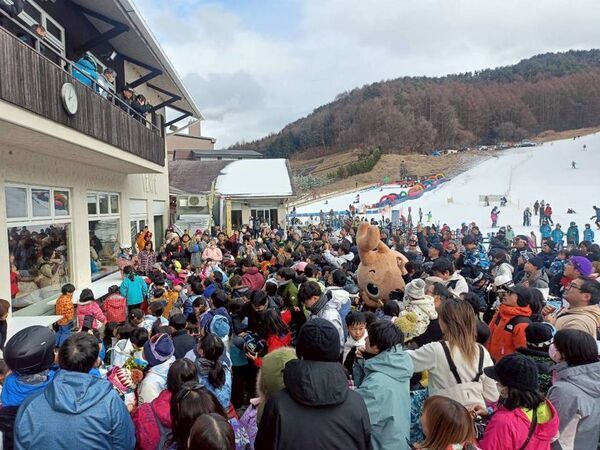 佐久スキーガーデン パラダ、キッズランド利用者5,000人突破　三連休は“遠出しない雪あそび”1月12日「スキーの日」にお菓子まきイベントを実施