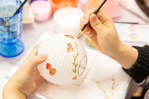 リビングデザインセンターOZONEで手仕事と出会う「伝統の灯を現代の暮らしへ -職人とともに触れる工芸の世界-」2026年2月7日(土)開催(「八女提灯」の絵付け体験ワークショップも同日開催)