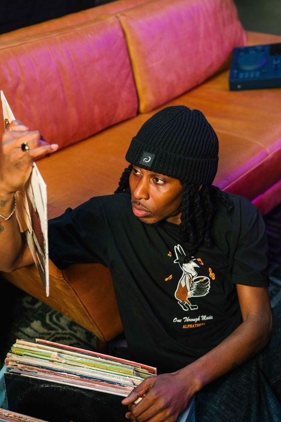 AlphaTheta、初のアパレルアイテムを発売