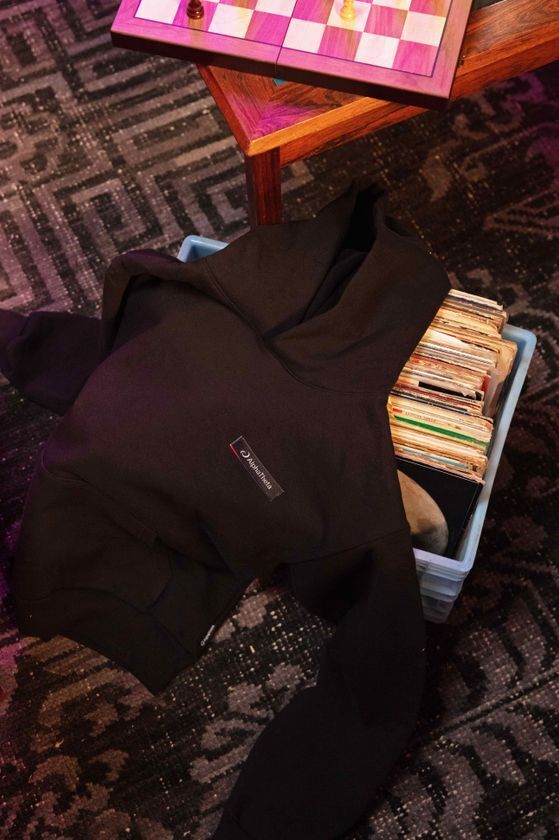 AlphaTheta、初のアパレルアイテムを発売