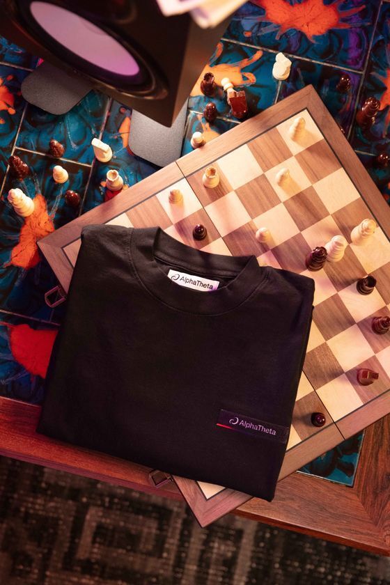 AlphaTheta、初のアパレルアイテムを発売