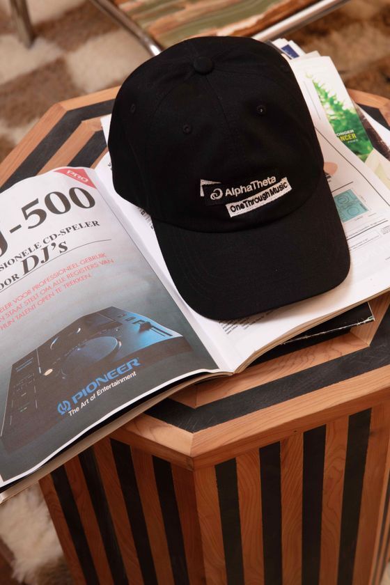 AlphaTheta、初のアパレルアイテムを発売