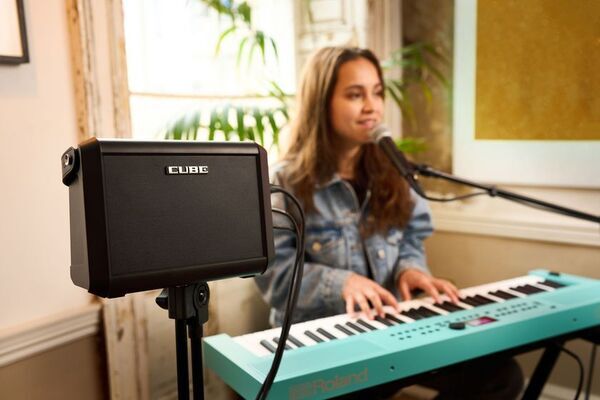 多彩なシーンで活躍するオールイン・ワンの楽器用ポータブル・アンプを発売