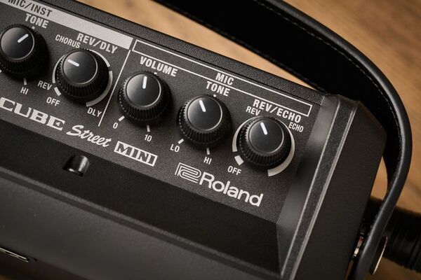 多彩なシーンで活躍するオールイン・ワンの楽器用ポータブル・アンプを発売