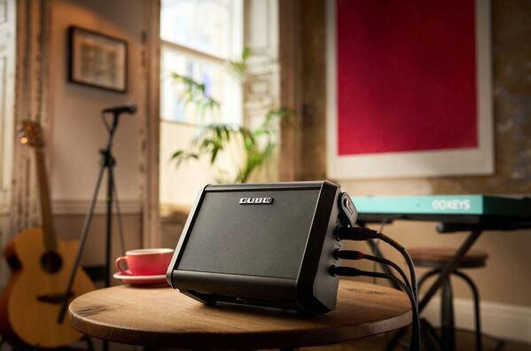 多彩なシーンで活躍するオールイン・ワンの楽器用ポータブル・アンプを発売