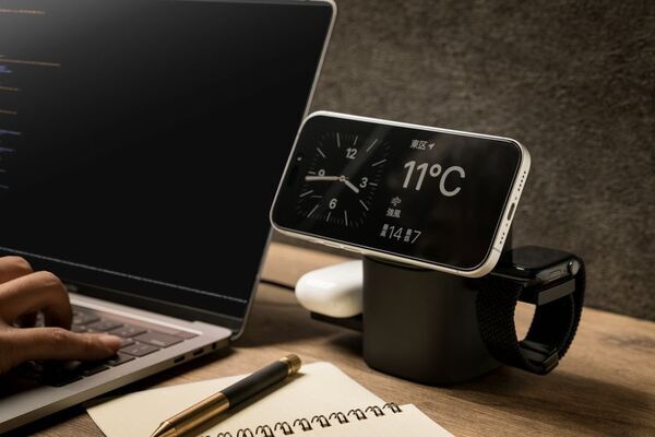 「電動トランスフォーム型」3-in-1充電器　1月16日よりCAMPFIREで超短期プロジェクト始動！～ 日本限定「JAPANBLACK」進化した冷却機構で、ワイヤレス充電の常識を塗り替える。 ～