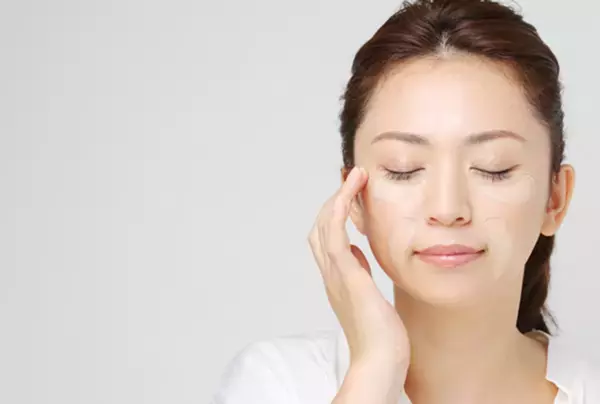 累計出荷数22万4,000個以上！ヒト幹細胞配合、プルプル寒天の口元・目元用美容液パックが乾燥の季節に需要増加　お客様レビューでも高評価