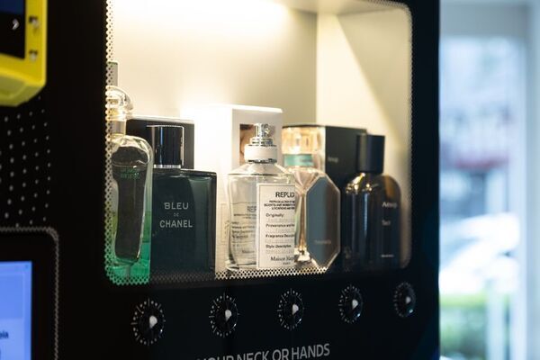 2026年ヒット予測の決定版　「スプレー型香水自販機」が池袋に常設オープン！　15種の高級香水を150円から楽しめる体験型フレグランススポット
