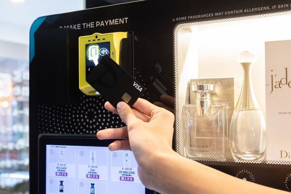 2026年ヒット予測の決定版　「スプレー型香水自販機」が池袋に常設オープン！　15種の高級香水を150円から楽しめる体験型フレグランススポット