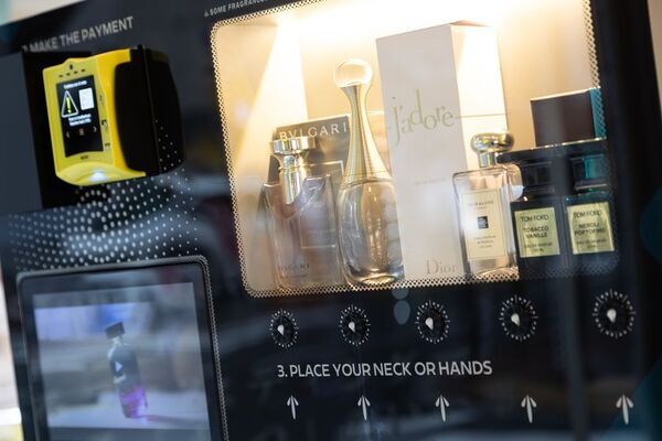 2026年ヒット予測の決定版　「スプレー型香水自販機」が池袋に常設オープン！　15種の高級香水を150円から楽しめる体験型フレグランススポット