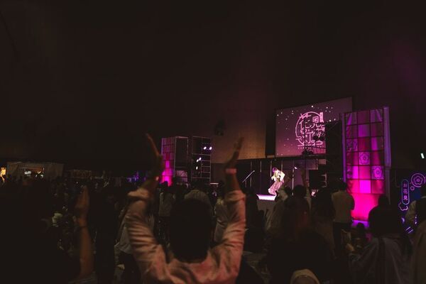 スカイランタンと花見を楽しむ『花見灯夜2026』が4/1(水)～7(火)に東京・新宿で開催！1日最大1,500個の桜灯が満開に。