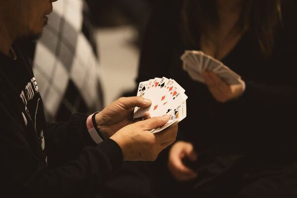 スカイランタンと花見を楽しむ『花見灯夜2026』が4/1(水)～7(火)に東京・新宿で開催！1日最大1,500個の桜灯が満開に。