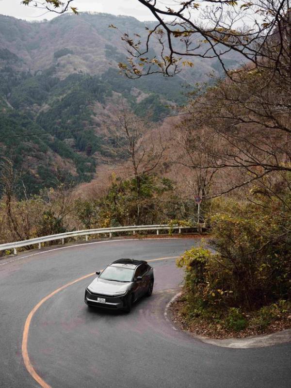 TOYOTAの電気自動車「bZ4X」があらゆる人やシーンに寄り添いともに過ごす日常を描く「365 SCENES」公開　第1弾は俳優 安田顕さんが「bZ4X」とともに過ごす“オン”と“オフ”に密着　ウェブメディア「Pen Online」にて1月26日(月)より順次公開