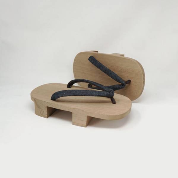 音で、風景を変える履物「インディゴ染 ねずこ下駄　茶綿デニム鼻緒」　2026年2月下旬より受注開始