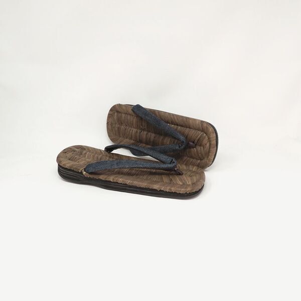 【新商品】江戸の粋を現代の足元へ。500本の竹皮が紡ぐ「本畳表ラバーソール草履」DEN PROJECTより受注開始