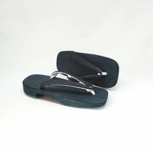 街を歩く、リズムが変わる。「インディゴ染 ねずこ右近下駄　茶綿デニム鼻緒」2026年2月より、現代の暮らしに馴染む「右近型」の受注開始