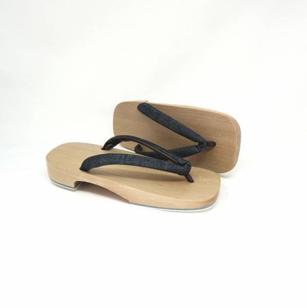 街を歩く、リズムが変わる。「インディゴ染 ねずこ右近下駄　茶綿デニム鼻緒」2026年2月より、現代の暮らしに馴染む「右近型」の受注開始