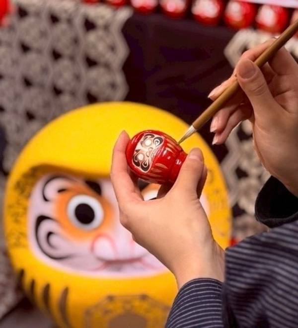 「幸せだるま」シリーズを茨城工場で一貫製造開始　小さなだるまに開運招福の祈りを込めて生産中　第101回東京インターナショナル・ギフト・ショー春2026　2/4～2/6出展