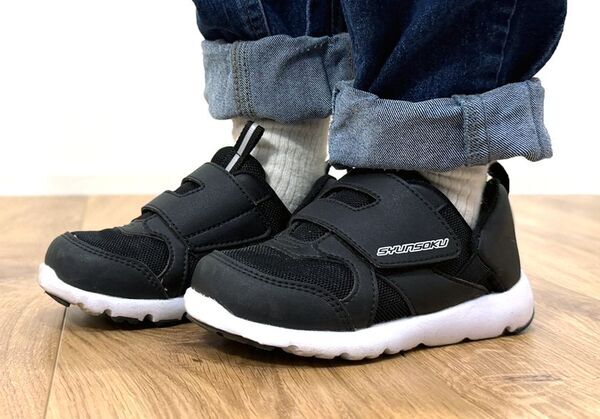 アキレス独自の新設計「パカっとスリット構造」(特許出願済)を採用した「瞬足 足育(そくいく)C-260」登場