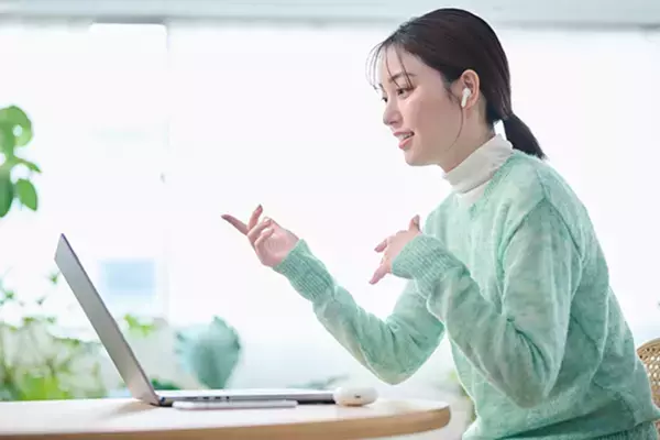 “英語が話せない恥ずかしさ”を感じずに学べる大人向けオンライン英会話「アレバ！」、レッスン中に“顔出し不要”で受講できるアバター切り替え機能をリリース