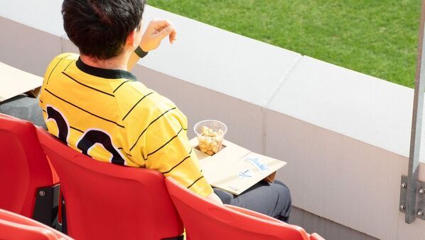 膝上テーブル「Kneeble(ニーブル)」Makuakeで2/9先行販売開始スポーツ観戦時にドリンクやフードの置き場がない問題を解決！折り畳み式で持ち歩き可能。観戦を全力で楽しもう！