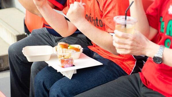 膝上テーブル「Kneeble(ニーブル)」Makuakeで2/9先行販売開始スポーツ観戦時にドリンクやフードの置き場がない問題を解決！折り畳み式で持ち歩き可能。観戦を全力で楽しもう！