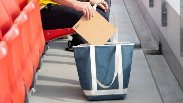 膝上テーブル「Kneeble(ニーブル)」Makuakeで2/9先行販売開始スポーツ観戦時にドリンクやフードの置き場がない問題を解決！折り畳み式で持ち歩き可能。観戦を全力で楽しもう！