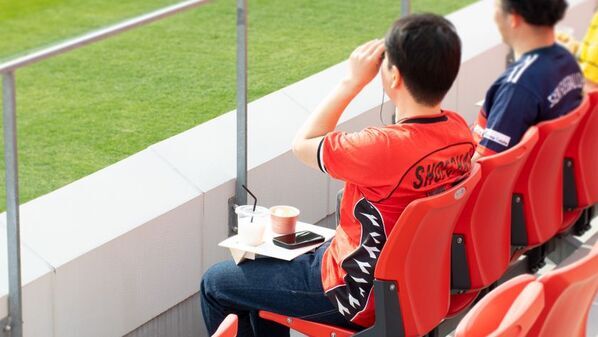 膝上テーブル「Kneeble(ニーブル)」Makuakeで2/9先行販売開始スポーツ観戦時にドリンクやフードの置き場がない問題を解決！折り畳み式で持ち歩き可能。観戦を全力で楽しもう！