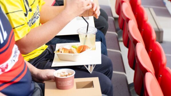 膝上テーブル「Kneeble(ニーブル)」Makuakeで2/9先行販売開始スポーツ観戦時にドリンクやフードの置き場がない問題を解決！折り畳み式で持ち歩き可能。観戦を全力で楽しもう！