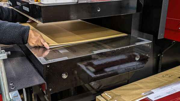 膝上テーブル「Kneeble(ニーブル)」Makuakeで2/9先行販売開始スポーツ観戦時にドリンクやフードの置き場がない問題を解決！折り畳み式で持ち歩き可能。観戦を全力で楽しもう！