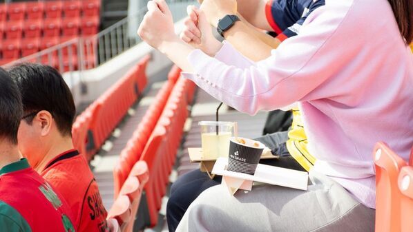 膝上テーブル「Kneeble(ニーブル)」Makuakeで2/9先行販売開始スポーツ観戦時にドリンクやフードの置き場がない問題を解決！折り畳み式で持ち歩き可能。観戦を全力で楽しもう！