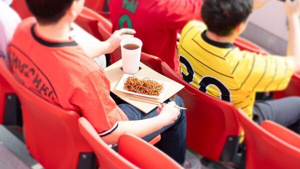 膝上テーブル「Kneeble(ニーブル)」Makuakeで2/9先行販売開始スポーツ観戦時にドリンクやフードの置き場がない問題を解決！折り畳み式で持ち歩き可能。観戦を全力で楽しもう！