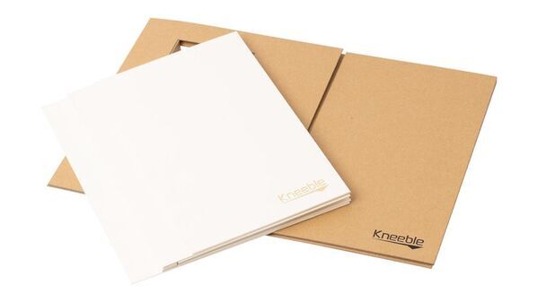 膝上テーブル「Kneeble(ニーブル)」Makuakeで2/9先行販売開始スポーツ観戦時にドリンクやフードの置き場がない問題を解決！折り畳み式で持ち歩き可能。観戦を全力で楽しもう！