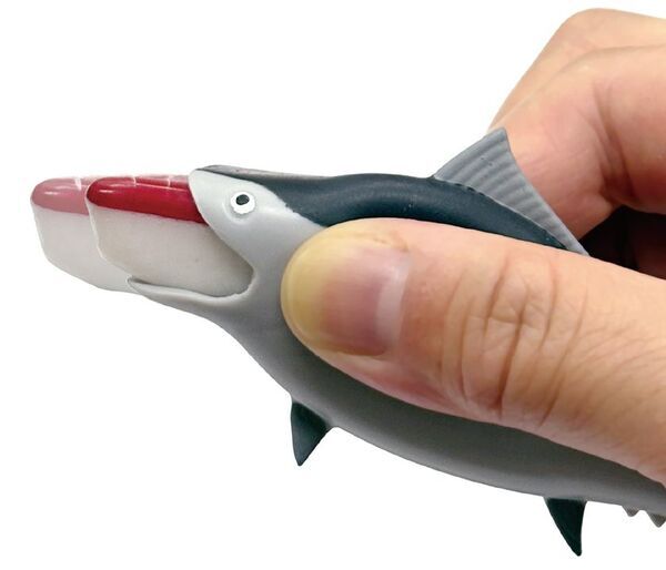 マグロの口から寿司が飛び出す！？ぷにぷに触感の新感覚トイ　「ぷにで～る マグロ寿司(赤身・トロ)」2026年2月中旬発売