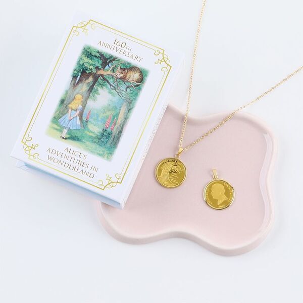 世界限定1,400枚　『不思議の国のアリス』純金コインがペンダントトップに！