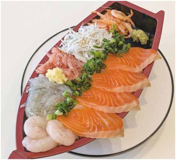 【駿河湾沼津サービスエリア上り線 とと丸食堂】衝撃的な出会いで思わず恋に落ちる海鮮丼とチョコの新感覚！？海鮮グルメが登場　さらに2/14より富士山サーモンと旬の味を詰めた丼・寿司を販売開始