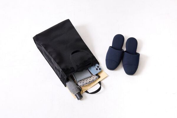 【卒入園・入学式】「A4封筒が折れ曲がる」問題を解決。式典の静寂を邪魔しない“静音内装”と衣類への色移り防止を徹底した、実用派フォーマルバッグが発売