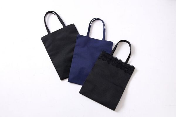 【卒入園・入学式】「A4封筒が折れ曲がる」問題を解決。式典の静寂を邪魔しない“静音内装”と衣類への色移り防止を徹底した、実用派フォーマルバッグが発売