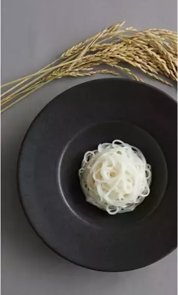 阿部幸製菓、FOODEX JAPAN 2026 に出展原材料高騰時代の外食産業を支える新たな選択肢柿の種メーカーの技術から生まれた「米粉麺」提案