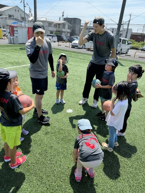 最大11年間の英語学習支援民間スクールが独自の 【ひとり親家庭向け奨学支援制度】を開始