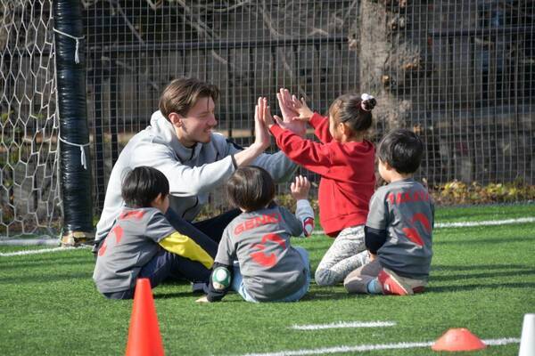 最大11年間の英語学習支援民間スクールが独自の 【ひとり親家庭向け奨学支援制度】を開始