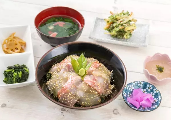 東京の離島神津島で“釣って泊まって星に浸る3日間”