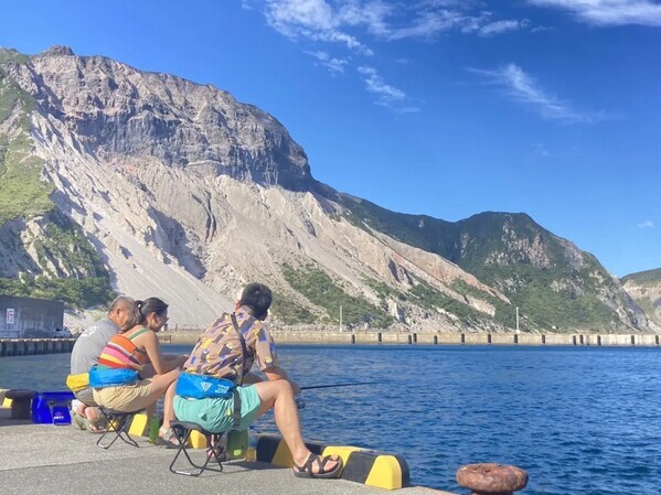 東京の離島神津島で“釣って泊まって星に浸る3日間”